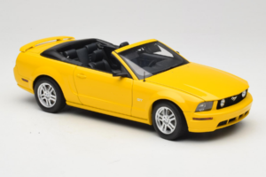Ford Mustang GT S197 Cabriolet Screaming Yellow AUTOart 1:18 73062 Metall — bild 6 av 8