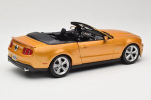 Ford Mustang GT S197 Cabriolet Guld Maisto 1:18 31158 Metall — bild 2 av 7