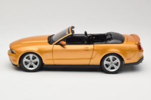Ford Mustang GT S197 Cabriolet Guld Maisto 1:18 31158 Metall — bild 3 av 7