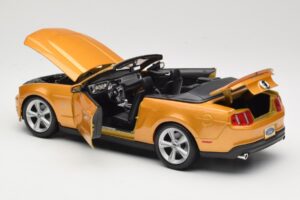 Ford Mustang GT S197 Cabriolet Guld Maisto 1:18 31158 Metall — bild 4 av 7