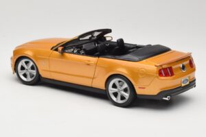 Ford Mustang GT S197 Cabriolet Guld Maisto 1:18 31158 Metall — bild 6 av 7