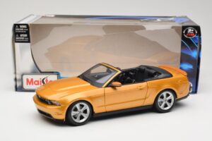 Ford Mustang GT S197 Cabriolet Guld Maisto 1:18 31158 Metall — bild 7 av 7