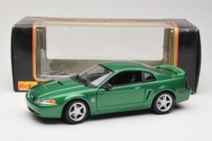Ford Mustang GT SN95 Grön Maisto 1:18 50326 Metall — bild 8 av 8
