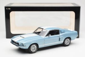 Ford Mustang Shelby GT500 Ljusblå Metallic Med Vita Ränder AUTOart 1:18 72907 Metall — bild 8 av 8
