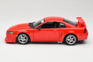 Ford Mustang SVT Cobra R SN95 Röd Maisto 1:18 531872 Metall — bild 4 av 8