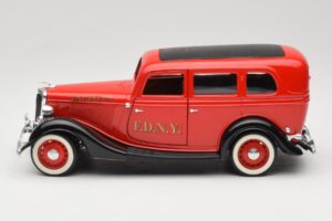 Ford Sedan Röd Solido 1:18 8066 Metall — bild 4 av 8