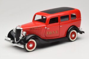 Ford Sedan Röd Solido 1:18 8066 Metall