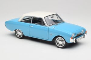 Ford Taunus 12M P1 Taunus Blue Revell 1:18 08880 Metall — bild 6 av 8