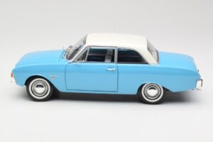 Ford Taunus 17M P2 Blå Revell 1:18 08817 Metall — bild 4 av 8