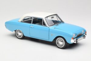 Ford Taunus 17M P2 Blå Revell 1:18 08817 Metall — bild 6 av 8