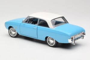 Ford Taunus 17M P2 Blå Revell 1:18 08817 Metall — bild 7 av 8