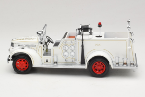 GMC Brandbil Vit Road Signature 1:18 20068 Metall — bild 4 av 9