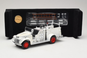 GMC Brandbil Vit Road Signature 1:18 20068 Metall — bild 8 av 9
