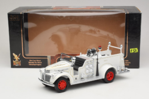 GMC Brandbil Vit Road Signature 1:18 20068 Metall — bild 9 av 9