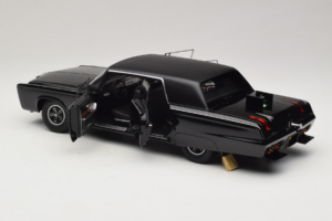 Chrysler Imperial Black Beauty Green Hornet TV Series AUTOart 1:18 71546 Metall — bild 5 av 8