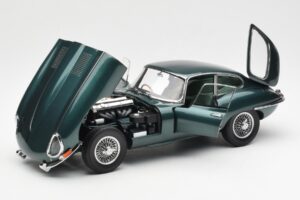 Jaguar E-Type 3.8 Series 1 Mörkgrön Kyosho 1:18 08954DG Metall — bild 2 av 8