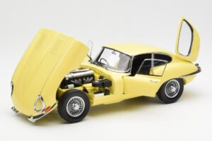 Jaguar E-Type 3.8 Series 1 Ljusgul Kyosho 1:18 08954LY Metall — bild 2 av 8