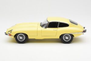 Jaguar E-Type 3.8 Series 1 Ljusgul Kyosho 1:18 08954LY Metall — bild 4 av 8