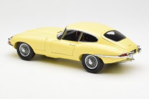 Jaguar E-Type 3.8 Series 1 Ljusgul Kyosho 1:18 08954LY Metall — bild 7 av 8