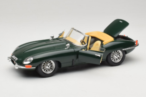 Jaguar E-Type Cabriolet Grön Bburago 1:18 3026 Metall — bild 2 av 8