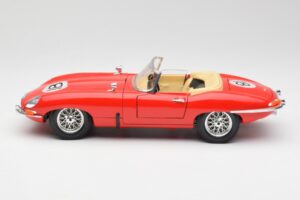 Jaguar E-Type Cabriolet Röd Bburago 1:18 3016 Metall — bild 4 av 8