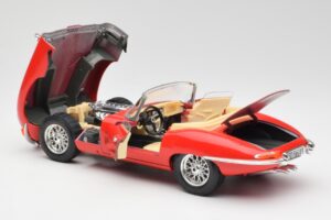 Jaguar E-Type Cabriolet Röd Bburago 1:18 3016 Metall — bild 5 av 8
