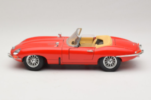 Jaguar E-Type Series 1 Cabriolet Röd Bburago 1:18 3038 Metall — bild 4 av 8
