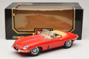 Jaguar E-Type Series 1 Cabriolet Röd Bburago 1:18 3038 Metall — bild 8 av 8