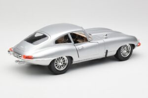 Jaguar E-Type Series 1 Silver Bburago 1:18 3018-M2 Metall — bild 3 av 8
