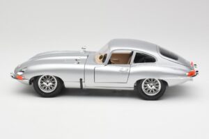Jaguar E-Type Series 1 Silver Bburago 1:18 3018-M2 Metall — bild 4 av 8
