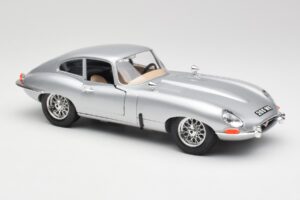 Jaguar E-Type Series 1 Silver Bburago 1:18 3018-M2 Metall — bild 6 av 8