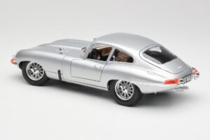Jaguar E-Type Series 1 Silver Bburago 1:18 3018-M2 Metall — bild 7 av 8