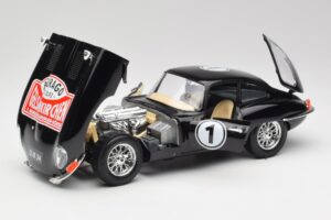 Jaguar E-Type Series 1 #1 British Racing Green Bburago 1:18 3018-M3 Metall — bild 2 av 8