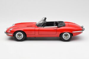 Jaguar E-Type Roadster Series III V12 Röd AUTOart 1:18 73523 Metall — bild 4 av 8