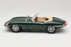 Jaguar E-Type Series 1 Roadster Grön Bburago 1:18 3016-M1 Metall — bild 4 av 8
