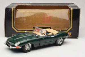 Jaguar E-Type Series 1 Roadster Grön Bburago 1:18 3018-M5 Metall — bild 8 av 8