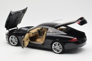 Jaguar XK-R X150 Midnight Svart AUTOart 1:18 73632 Metall — bild 5 av 8