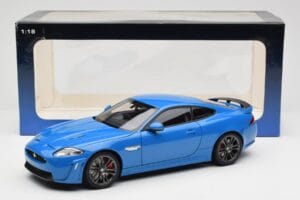 Jaguar XKR-S X150 French Racing Blå AUTOart 1:18 73641 Metall — bild 8 av 8