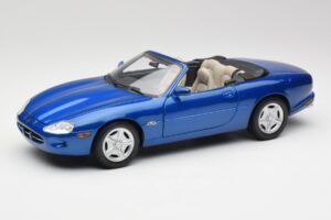 Jaguar XK8 X100 Cabriolet Azure Blå Maisto 1:18 50286 Metall