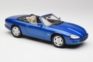 Jaguar XK8 X100 Cabriolet Azure Blå Maisto 1:18 50286 Metall — bild 6 av 8