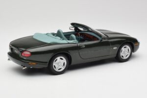 Jaguar XK8 X100 Cabriolet British Racing Grön Maisto 1:18 50285 Metall — bild 3 av 8