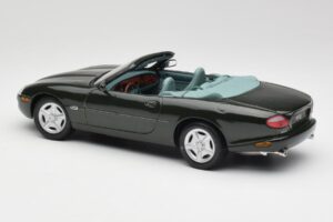 Jaguar XK8 X100 Cabriolet British Racing Grön Maisto 1:18 50285 Metall — bild 7 av 8