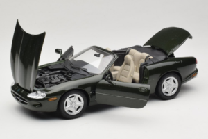 Jaguar XK8 Green Metallic Ljusgrå Interiör Maisto 1:18 31836 Metall — bild 2 av 8