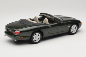 Jaguar XK8 Green Metallic Ljusgrå Interiör Maisto 1:18 31836 Metall — bild 3 av 8