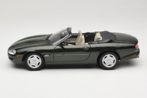 Jaguar XK8 Green Metallic Ljusgrå Interiör Maisto 1:18 31836 Metall — bild 4 av 8