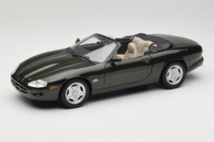 Jaguar XK8 Green Metallic Ljusgrå Interiör Maisto 1:18 31836 Metall