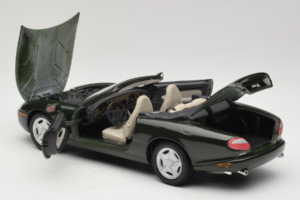 Jaguar XK8 Green Metallic Ljusgrå Interiör Maisto 1:18 31836 Metall — bild 5 av 8