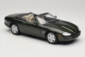 Jaguar XK8 Green Metallic Ljusgrå Interiör Maisto 1:18 31836 Metall — bild 6 av 8