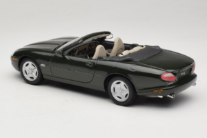 Jaguar XK8 Green Metallic Ljusgrå Interiör Maisto 1:18 31836 Metall — bild 7 av 8