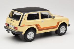 Lada Niva 2121 California Beige MCG 1:18 MCG18004 Metall — bild 2 av 6